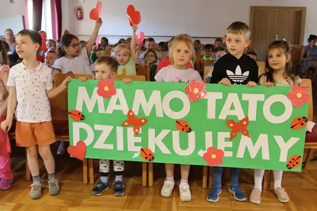 „Shrek” na scenie - rodzice i nauczyciele wystąpili dla przedszkolaków