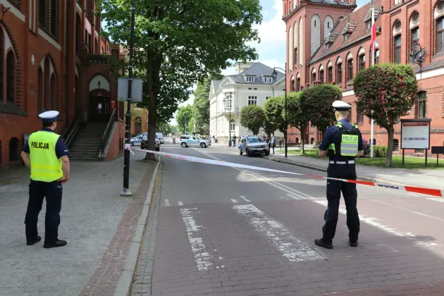 Alarm bombowy w Urzędzie Miejskim w Lęborku. Służby ćwiczyły reakcję na poważne zagrożenie