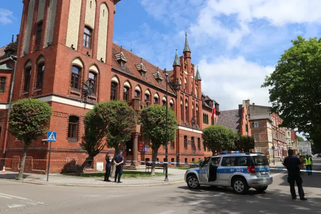 Alarm bombowy w Urzędzie Miejskim w Lęborku. Służby ćwiczyły reakcję na poważne zagrożenie