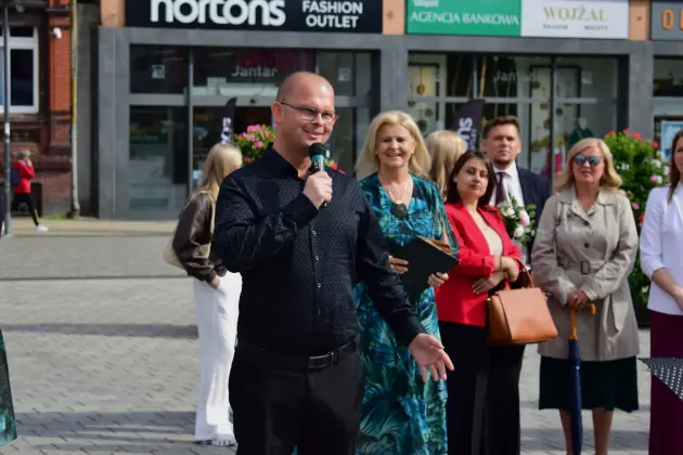Polonez ósmoklasistów SP1 zachwycił na Placu Pokoju