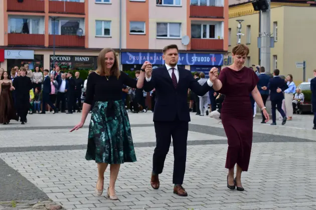 Polonez ósmoklasistów SP1 zachwycił na Placu Pokoju