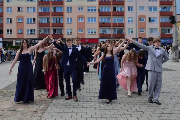Polonez ósmoklasistów SP1 zachwycił na Placu Pokoju