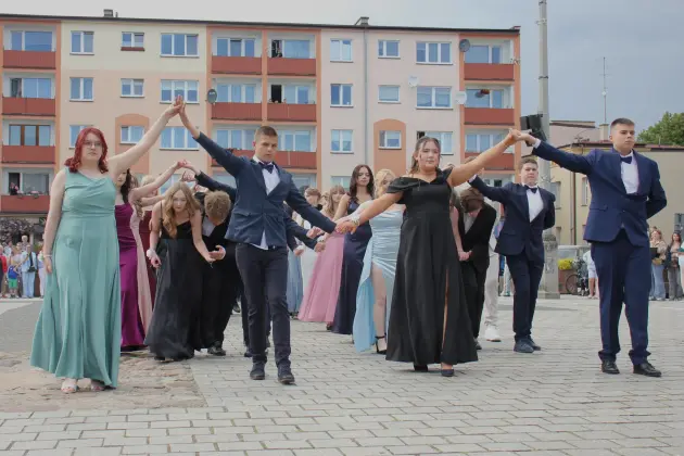 Polonez ósmoklasistów SP1 zachwycił na Placu Pokoju