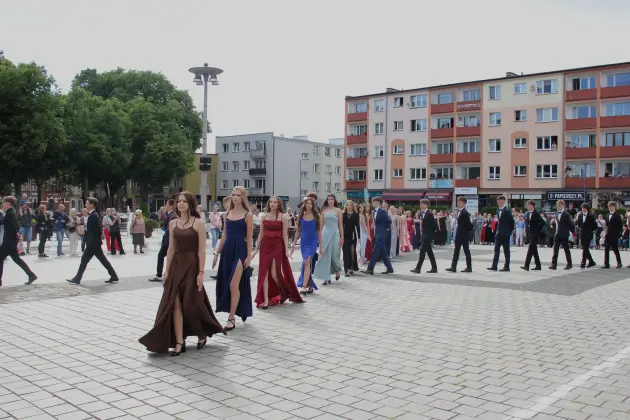 Polonez ósmoklasistów SP1 zachwycił na Placu Pokoju