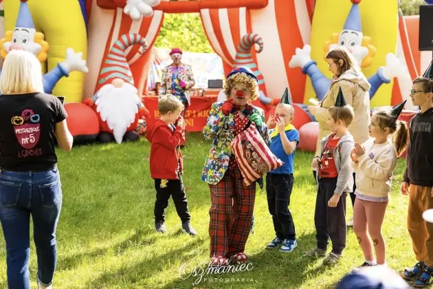 Kolorowo, radośnie i rodzinnie – wyjątkowy piknik w Przedszkolu nr 5
