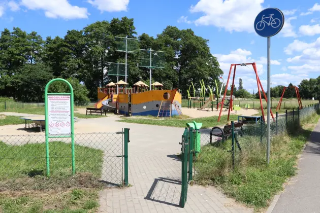 Flaming, bujaki i strefa wspinaczki. Plac zabaw przy Komuny Paryskiej z nowym wyposażeniem