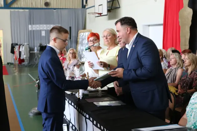 Ostatni dzwonek i nowe wyzwania – absolwenci SP 8 zakończyli naukę