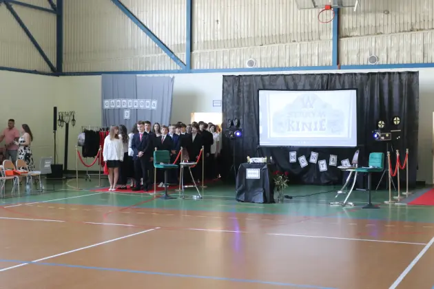Ostatni dzwonek i nowe wyzwania – absolwenci SP 8 zakończyli naukę