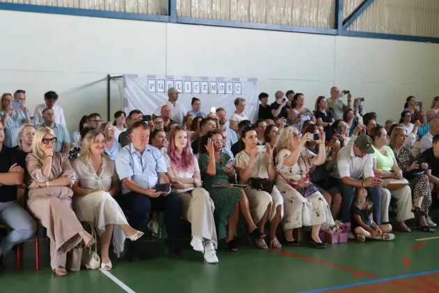 Ostatni dzwonek i nowe wyzwania – absolwenci SP 8 zakończyli naukę