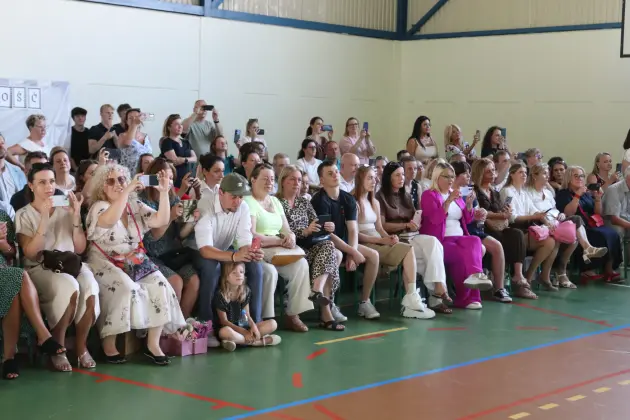 Ostatni dzwonek i nowe wyzwania – absolwenci SP 8 zakończyli naukę