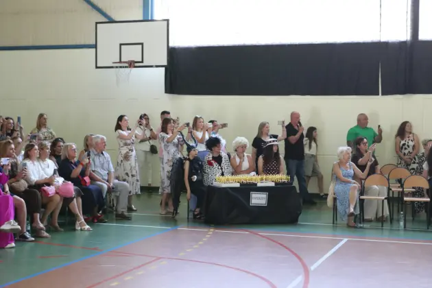 Ostatni dzwonek i nowe wyzwania – absolwenci SP 8 zakończyli naukę