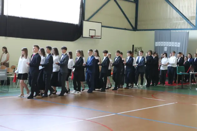 Ostatni dzwonek i nowe wyzwania – absolwenci SP 8 zakończyli naukę