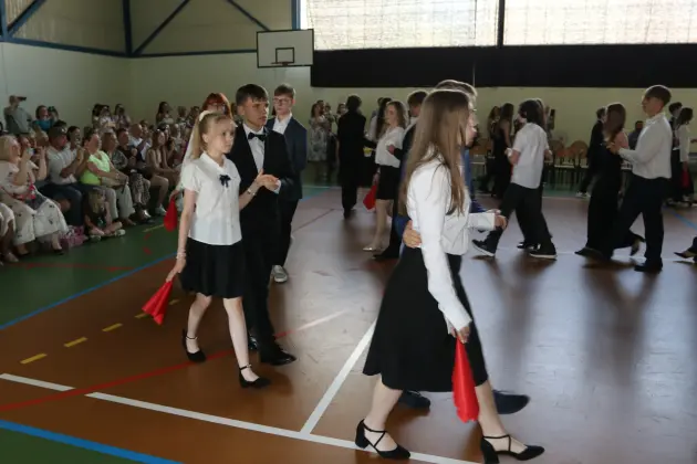 Ostatni dzwonek i nowe wyzwania – absolwenci SP 8 zakończyli naukę