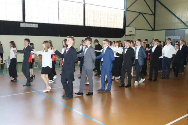 Ostatni dzwonek i nowe wyzwania – absolwenci SP 8 zakończyli naukę