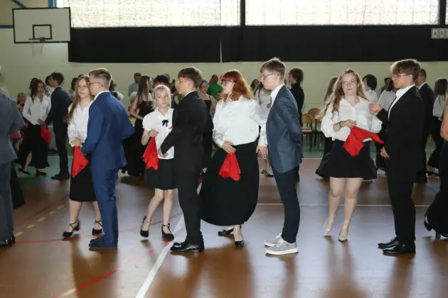 Ostatni dzwonek i nowe wyzwania – absolwenci SP 8 zakończyli naukę