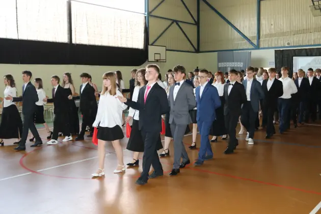 Ostatni dzwonek i nowe wyzwania – absolwenci SP 8 zakończyli naukę