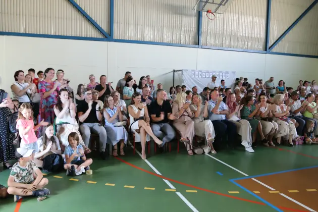 Ostatni dzwonek i nowe wyzwania – absolwenci SP 8 zakończyli naukę