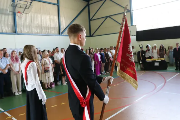 Ostatni dzwonek i nowe wyzwania – absolwenci SP 8 zakończyli naukę