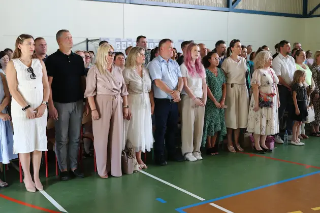 Ostatni dzwonek i nowe wyzwania – absolwenci SP 8 zakończyli naukę