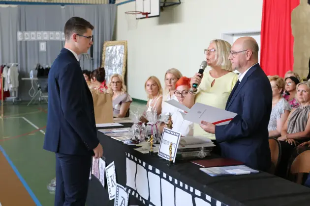 Ostatni dzwonek i nowe wyzwania – absolwenci SP 8 zakończyli naukę