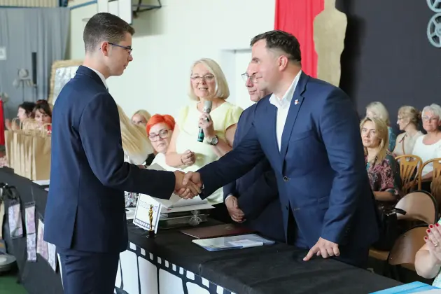 Ostatni dzwonek i nowe wyzwania – absolwenci SP 8 zakończyli naukę