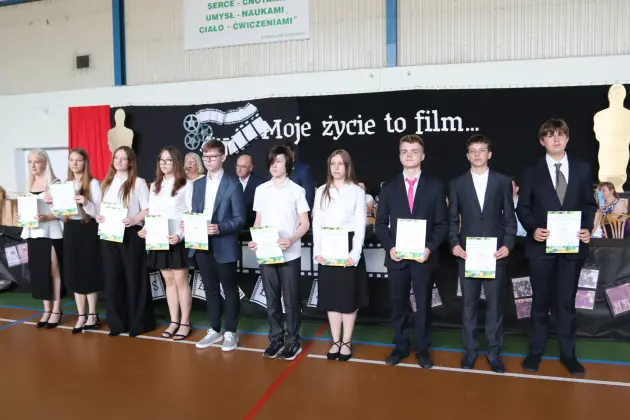 Ostatni dzwonek i nowe wyzwania – absolwenci SP 8 zakończyli naukę
