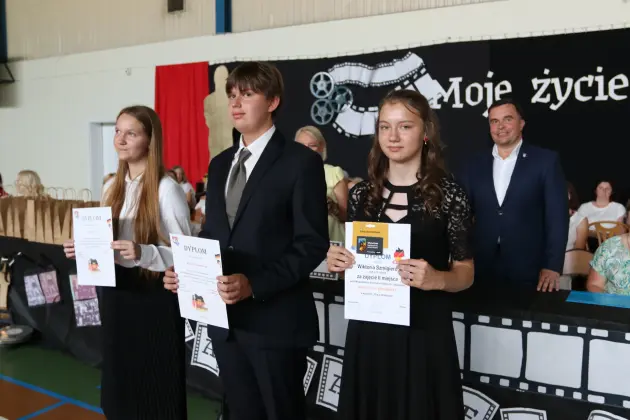 Ostatni dzwonek i nowe wyzwania – absolwenci SP 8 zakończyli naukę