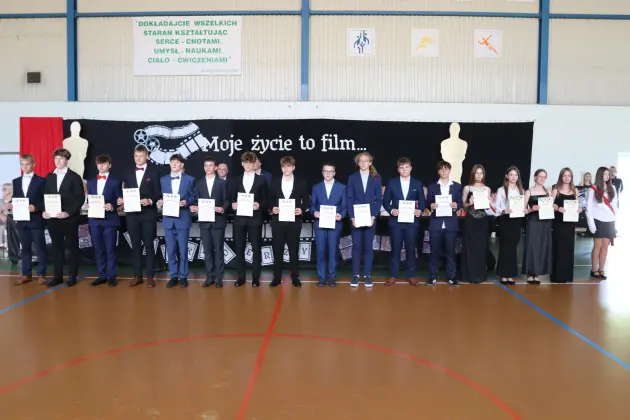 Ostatni dzwonek i nowe wyzwania – absolwenci SP 8 zakończyli naukę