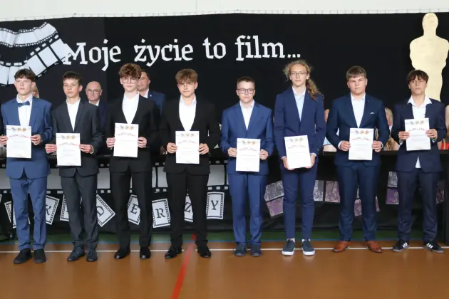Ostatni dzwonek i nowe wyzwania – absolwenci SP 8 zakończyli naukę