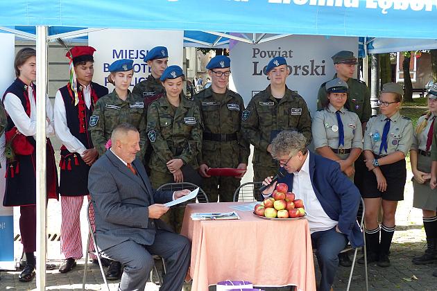Przy fontannie z żabkami czytali „Przedwiośnie”