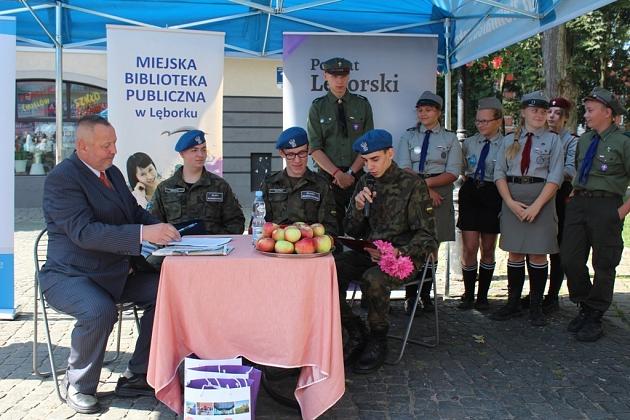 Przy fontannie z żabkami czytali „Przedwiośnie”