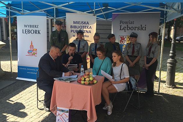 Przy fontannie z żabkami czytali „Przedwiośnie”