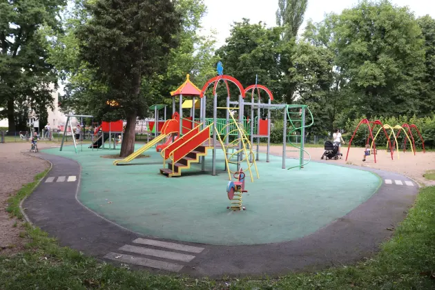 Plac zabaw w Parku im. Mieczysława Michalskiego gotowy na najmłodszych