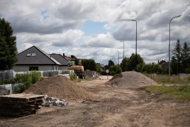 Nowa droga, chodniki i lepszy dojazd. Trwa rozbudowa ul. Sudeckiej