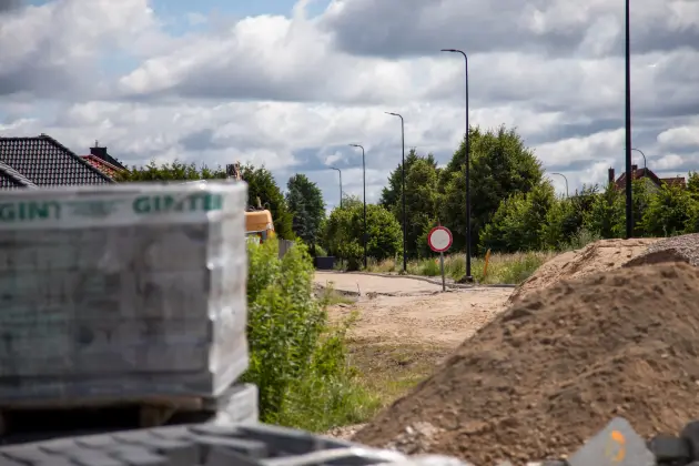 Nowa droga, chodniki i lepszy dojazd. Trwa rozbudowa ul. Sudeckiej