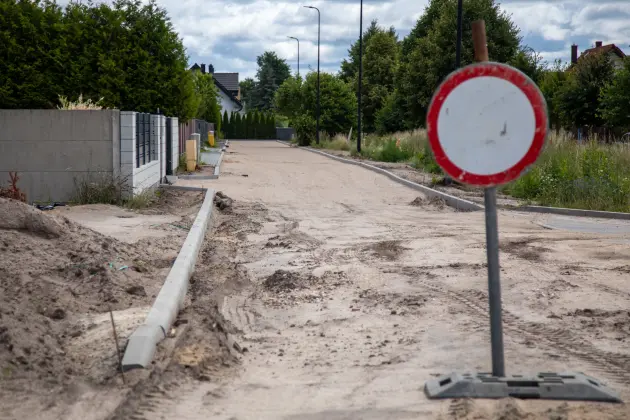 Nowa droga, chodniki i lepszy dojazd. Trwa rozbudowa ul. Sudeckiej