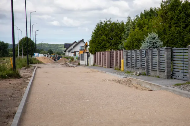 Nowa droga, chodniki i lepszy dojazd. Trwa rozbudowa ul. Sudeckiej