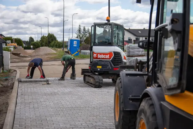Nowa droga, chodniki i lepszy dojazd. Trwa rozbudowa ul. Sudeckiej