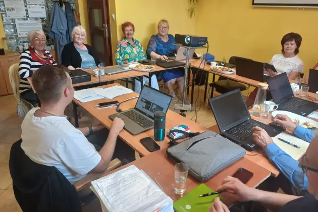 40 lęborskich seniorów zdobyło praktyczne umiejętności korzystania z e-usług