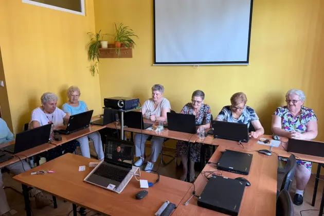 40 lęborskich seniorów zdobyło praktyczne umiejętności korzystania z e-usług