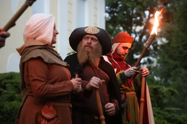 Deszcz nie przeszkodził w spotkaniu z historią. Spacer z duchami Krzyżaków za nami
