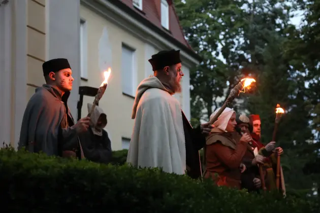 Deszcz nie przeszkodził w spotkaniu z historią. Spacer z duchami Krzyżaków za nami