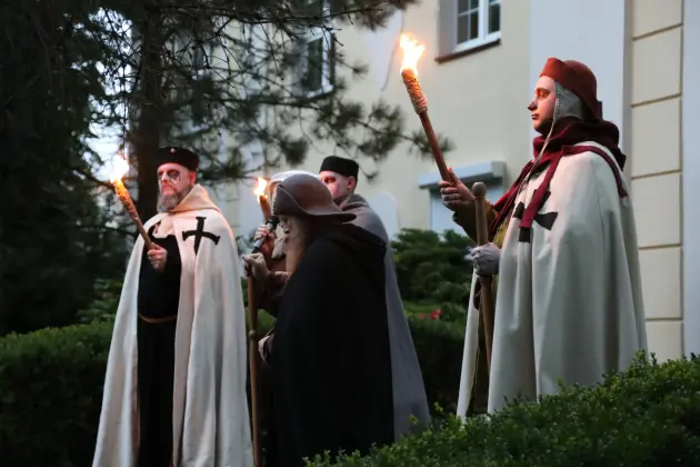 Deszcz nie przeszkodził w spotkaniu z historią. Spacer z duchami Krzyżaków za nami