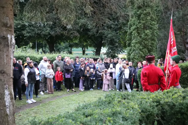 Deszcz nie przeszkodził w spotkaniu z historią. Spacer z duchami Krzyżaków za nami
