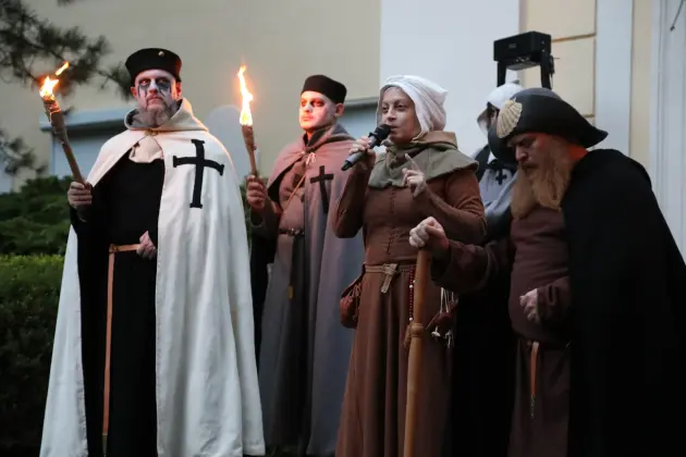 Deszcz nie przeszkodził w spotkaniu z historią. Spacer z duchami Krzyżaków za nami
