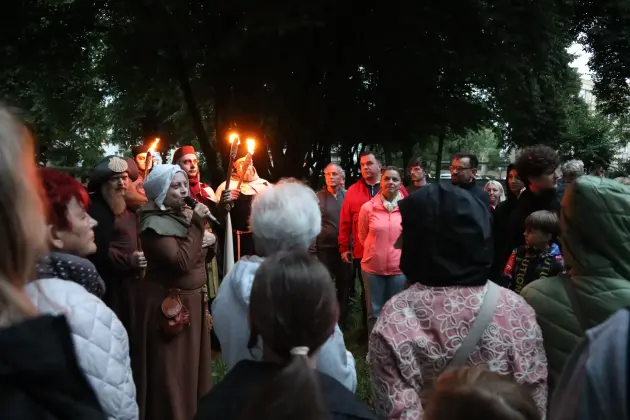 Deszcz nie przeszkodził w spotkaniu z historią. Spacer z duchami Krzyżaków za nami
