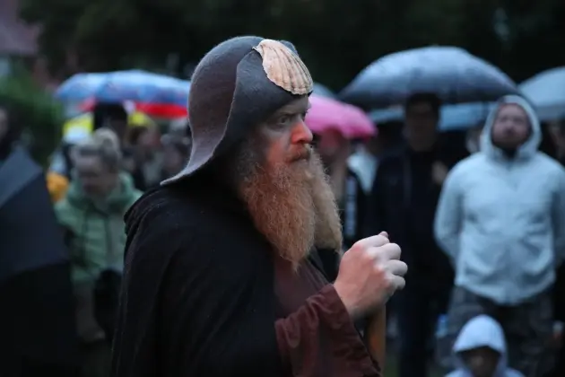 Deszcz nie przeszkodził w spotkaniu z historią. Spacer z duchami Krzyżaków za nami
