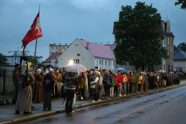 Deszcz nie przeszkodził w spotkaniu z historią. Spacer z duchami Krzyżaków za nami