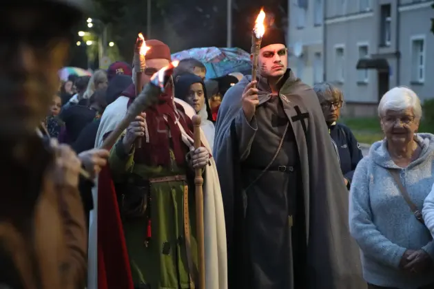 Deszcz nie przeszkodził w spotkaniu z historią. Spacer z duchami Krzyżaków za nami