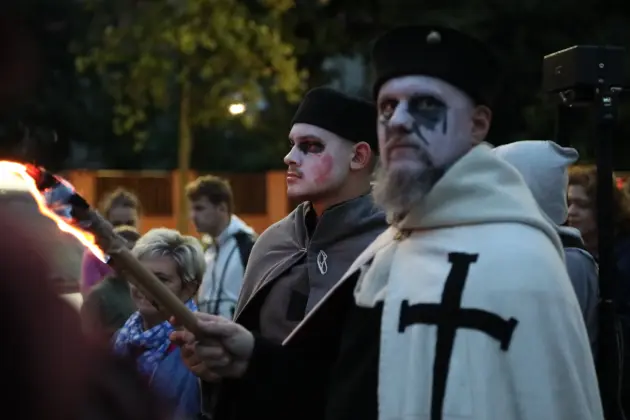 Deszcz nie przeszkodził w spotkaniu z historią. Spacer z duchami Krzyżaków za nami